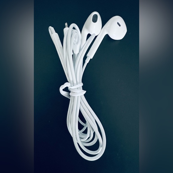 Apple Lightning EarPods In-Ear wired Headphones iPhone 7 8 X 11 12 13 14 Pro - Picture 3 of 5